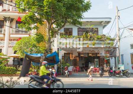 HOI AN, VIETNAM - 24ème Mars 2017 : Rues de Hoi An montrant l'extérieur des bâtiments et des personnes. Banque D'Images