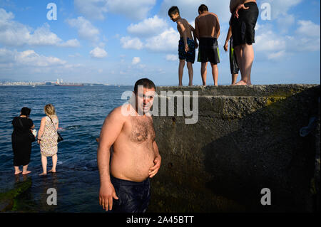 Les hommes et les femmes sur la rive de la mer de Marmara, Istanbul, Turquie Banque D'Images