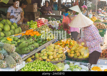 HOI AN, VIETNAM - 24ème Mars 2017 : marchés des fruits et légumes dans cette rue à Hoi An. Les gens peuvent être vu travailler et acheter des articles. Banque D'Images