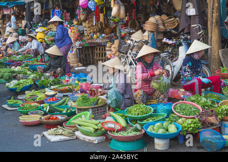 HOI AN, VIETNAM - 24ème Mars 2017 : marchés des fruits et légumes dans cette rue à Hoi An. Les gens peuvent être vu travailler et acheter des articles. Banque D'Images