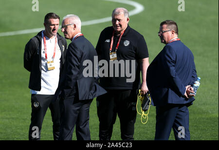 République d'Irlande l'entraîneur-chef Mike McCarthy (centre) et l'entraîneur-chef adjoint Robbie Keane (gauche) inspecte le terrain avant l'UEFA Euro 2020 Groupe d match de qualification, à Boris Paichadze Stadium, Tbilissi. Banque D'Images