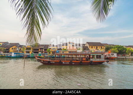 HOI AN, VIETNAM - 24ème Mars 2017 : Architecture et de bateaux dans l'ancienne ville de Hoi An au cours de la journée le long de la rivière Thu Bon. Banque D'Images