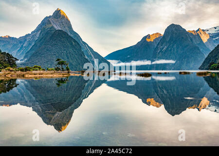 Milford Sound, probablement le plus célèbre de Nouvelle-zélande destination touristique, sur une belle matinée ensoleillée calme. Banque D'Images