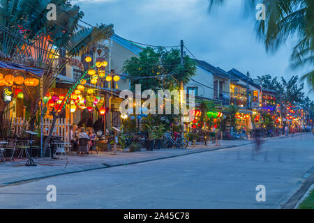 HOI AN, VIETNAM - 24ème Mars 2017 : une vue de Nguyen Phuc Chu Dang street à Hoi An. Lumières colorées, les bâtiments et les personnes peuvent être vues. Banque D'Images