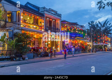 HOI AN, VIETNAM - 24ème Mars 2017 : une vue de Nguyen Phuc Chu Dang street à Hoi An. Lumières colorées, les bâtiments et les personnes peuvent être vues. Banque D'Images