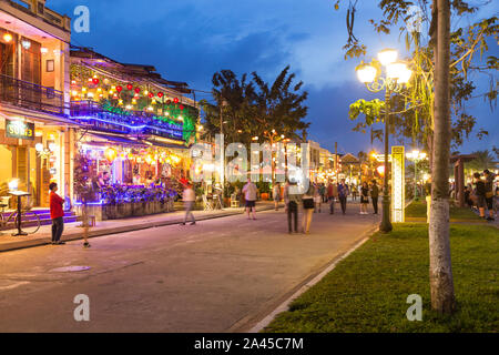 HOI AN, VIETNAM - 24ème Mars 2017 : Nuguyen Phuc Chu Street à Hoi An de nuit montrant l'extérieur des restaurants, de l'architecture et les gens. Banque D'Images