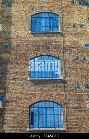 Vue extérieure (détail) d'un immeuble d'appartement in Wapping, Angleterre. Banque D'Images