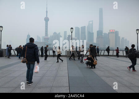 28 Novembre 2018 : Shanghai, Chine - Une journée typique sur le Bund, la Chine, à l'égard du district de Pudong. Les gens de visites dans l'épaisseur de la pollution de l'air. Banque D'Images