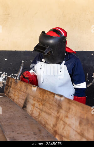 Soudeur Motswana travailleur dans un atelier de soudage, le Botswana deux pièces de métal Banque D'Images