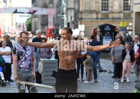 Fringe 2019 - Tattooed Street Performer son affichage acrobatique sur le Royal Mile. Banque D'Images