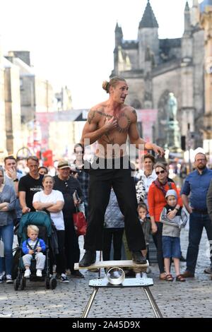 Fringe 2019 - Tattooed Street Performer son affichage acrobatique sur le Royal Mile. Banque D'Images