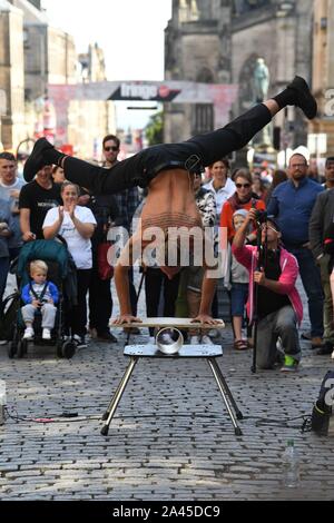 Fringe 2019 - Tattooed Street Performer son affichage acrobatique sur le Royal Mile. Banque D'Images