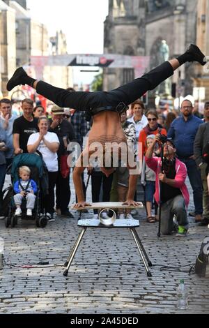 Fringe 2019 - Tattooed Street Performer son affichage acrobatique sur le Royal Mile. Banque D'Images