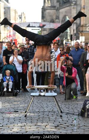 Fringe 2019 - Tattooed Street Performer son affichage acrobatique sur le Royal Mile. Banque D'Images