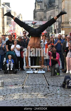 Fringe 2019 - Tattooed Street Performer son affichage acrobatique sur le Royal Mile. Banque D'Images