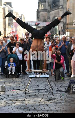 Fringe 2019 - Tattooed Street Performer son affichage acrobatique sur le Royal Mile. Banque D'Images