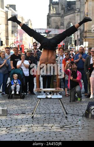 Fringe 2019 - Tattooed Street Performer son affichage acrobatique sur le Royal Mile. Banque D'Images