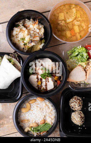Repas prêts à manger dans des contenants en plastique Banque D'Images
