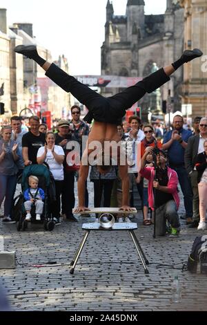 Fringe 2019 - Tattooed Street Performer son affichage acrobatique sur le Royal Mile. Banque D'Images