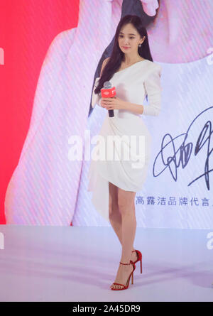 L'actrice et chanteuse chinoise Yang Mi assiste à l'événement promotionnel Colgate à Hangzhou, ville de l'est de la Chine dans la province du Zhejiang, le 4 septembre 2019. Banque D'Images