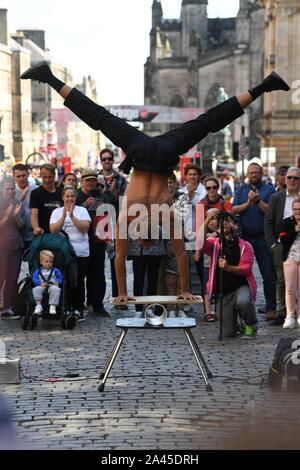 Fringe 2019 - Tattooed Street Performer son affichage acrobatique sur le Royal Mile. Banque D'Images