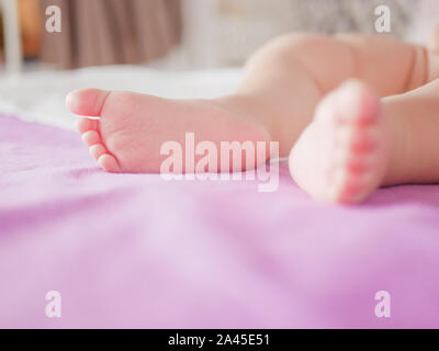 Petit bébé pieds. Il n'y a rien tout à fait aussi doux que bébé tout petit pieds. Petit bébé garçon sur le lit. Close up. L'espace pour copier. Banque D'Images