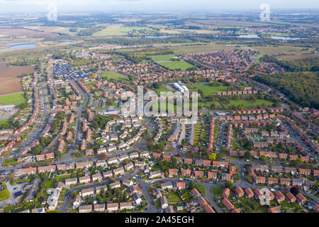 Photo aérienne de la ville de Castleford dans le district de Wakefield, dans le Royaume-Uni, montrant la vue sur le toit de l'UK typique rangées de maisons et de rues. Banque D'Images