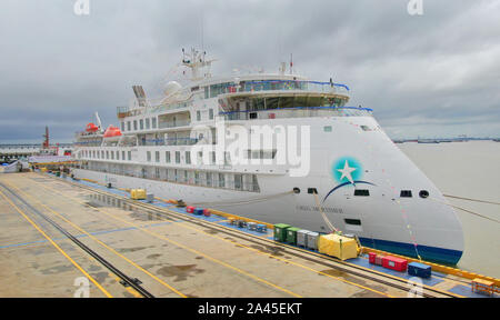 Une vue aérienne de Chinois premier self-made polar expedition cruise ship, répertorié comme Greg Mortimer et va commencer une jeune fille de 12 jours un voyage polaire Banque D'Images