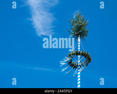 Maypole sur fond bleu Banque D'Images