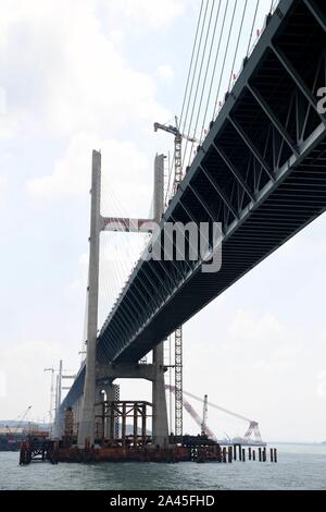 Les travailleurs chinois au travail du détroit de Pingtan Pont rail-route, la plus longue du monde cross-mer route-rail bridge, à Fuzhou City, au sud-est de Fujian en Chine Banque D'Images