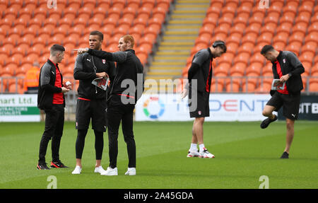 Rotherham United's players inspecter le terrain avant le match contre Blackpool lors de la Sky Bet League un match à Bloomfield Road, Blackpool. Banque D'Images