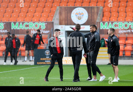 Rotherham United's players inspecter le terrain avant le match contre Blackpool lors de la Sky Bet League un match à Bloomfield Road, Blackpool. Banque D'Images