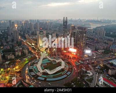 --FILE-- voir de l'Optics Valley Square sous le coucher du soleil de la ville de Wuhan, province du Hubei en Chine centrale, le 19 juillet 2019. Banque D'Images