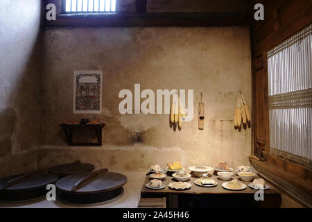 Résidences traditionnelles chinoises cuisine intérieur à Tianshui Folk Arts Museum Hu Shi folk house, Gansu Chine Banque D'Images