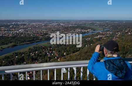 12 octobre 2019, Saxe, Dresde : Un photographe photographies la vallée de l'Elbe et la ville depuis le belvédère sur la tour de télévision de Dresde au cours d'une journée portes ouvertes pour les personnes sélectionnées à l'occasion du 50e anniversaire de l'inauguration officielle de la tour. Les 252 mètres de haut de la tour de la télévision a été ouverte le 7 octobre 1969. La tour a été fermée au public au milieu de 1991. Depuis, il a été considéré comme un élément important de l'Est de la modernité. À une hauteur de 145 mètres il y avait un restaurant sur deux étages, au-dessus de lui une plate-forme d'observation. Avant la clôture, soit une moyenne de Banque D'Images