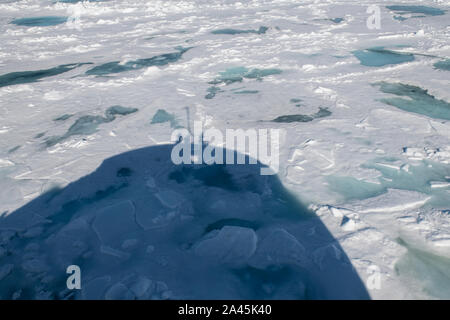 La Russie, l'Extrême-Arctique, François-Joseph. Rudolf Island. Cap Fligely aka Cap Tegetthoff. Ombre de brise-glace en passant par la glace. Banque D'Images