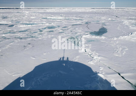 La Russie, l'Extrême-Arctique, François-Joseph. Rudolf Island. Cap Fligely aka Cap Tegetthoff. Ombre de brise-glace en passant par la glace. Banque D'Images