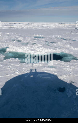 La Russie, l'Extrême-Arctique, François-Joseph. Rudolf Island. Cap Fligely aka Cap Tegetthoff. Ombre de brise-glace en passant par la glace. Banque D'Images