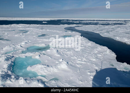 La Russie, l'Extrême-Arctique, François-Joseph. Rudolf Island. Cap Fligely aka Cap Tegetthoff. Ombre de passer par brise-glace glace fissurée. Banque D'Images