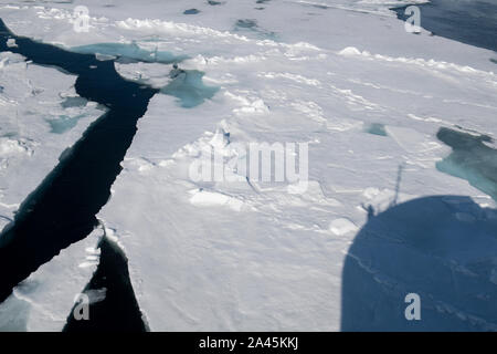 La Russie, l'Extrême-Arctique, François-Joseph. Rudolf Island. Cap Fligely aka Cap Tegetthoff. Ombre de passer par brise-glace glace fissurée. Banque D'Images