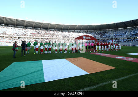 République d'Irlande et la Géorgie joueurs avant le coup d'envoi pendant l'UEFA Euro 2020 Groupe d match de qualification, à Boris Paichadze Stadium, Tbilissi. Banque D'Images