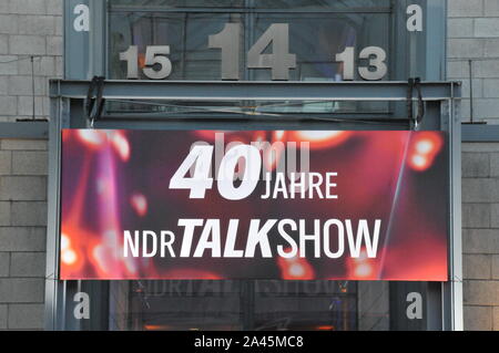 05 octobre 2019, l'Allemagne (allemand), Hambourg : 40 ans NDR Talk Show - Hambourg - 05.10.2019/de l'enregistrement pour le logo 11.10.2019 à l'entrée. Photo : Holger Kasnitz - C2693 Photo : Holger Kasnitz/dpa Banque D'Images