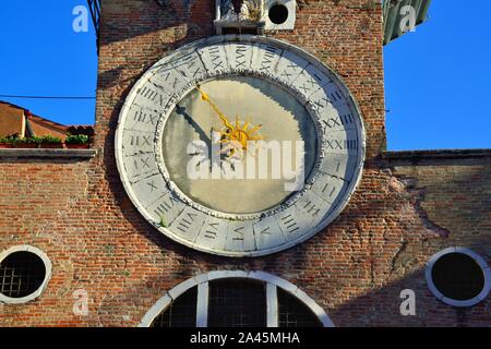 Venise, Italie. L'église gothique de San Giacomo di Rialto datant de 1071 AD, sur la façade de ce qui est un grand réveil emblématique du 15ème siècle. Banque D'Images