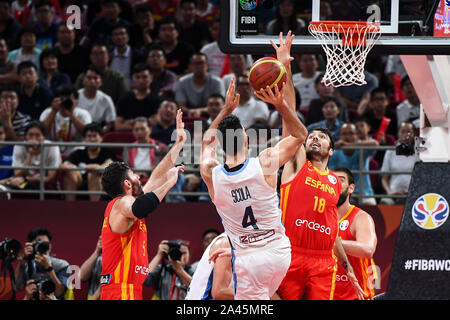 Luis Scola, blanc, sauts de score à l'Espagne contre l'Argentine de basket-ball FIBA 2019 finale de la Coupe du Monde de Beijing, Chine, 15 septembre 2019. L'Espagne a battu un Banque D'Images