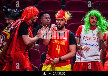 L'Espagnol fans acclamer l'Espagne à l'Espagne contre l'Australie de 2019 demi-finale de la Coupe du Monde de Basket-ball de la FIBA à Beijing, Chine, 13 septembre 2019. Banque D'Images