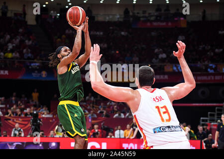 Patty Mills de l'Australie, à gauche, saute pour donner des points à l'Espagne contre l'Australie 2019 demi-finale de la Coupe du Monde de Basket-ball de la FIBA à Beijing, Chine, 13 septembre 20 Banque D'Images