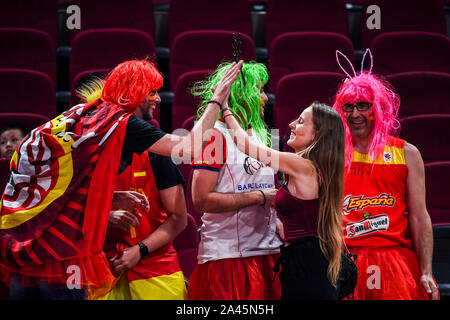 L'Espagnol fans acclamer l'Espagne à l'Espagne contre l'Australie de 2019 demi-finale de la Coupe du Monde de Basket-ball de la FIBA à Beijing, Chine, 13 septembre 2019. Banque D'Images