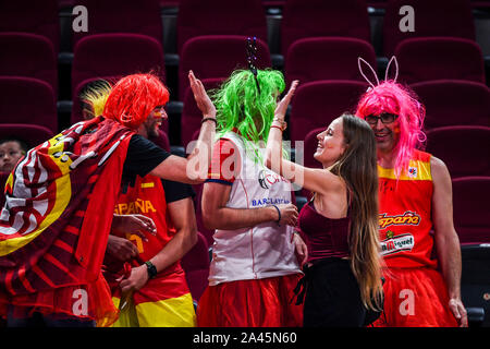 L'Espagnol fans acclamer l'Espagne à l'Espagne contre l'Australie de 2019 demi-finale de la Coupe du Monde de Basket-ball de la FIBA à Beijing, Chine, 13 septembre 2019. Banque D'Images