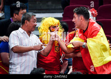 Des fans de l'espagnol avec joie des fans chinois pour l'Espagne à l'Espagne contre l'Australie de 2019 demi-finale de la Coupe du Monde de Basket-ball de la FIBA à Beijing, Chine, 13 Septembre 2 Banque D'Images