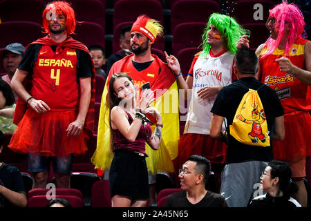 L'Espagnol fans acclamer l'Espagne à l'Espagne contre l'Australie de 2019 demi-finale de la Coupe du Monde de Basket-ball de la FIBA à Beijing, Chine, 13 septembre 2019. Banque D'Images